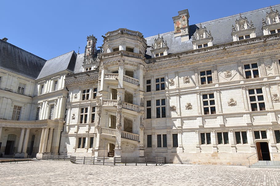 blois, château de blois, château de françois first, renaissance, france, spiral staircase, pilasters, windows, salamander, royal castle