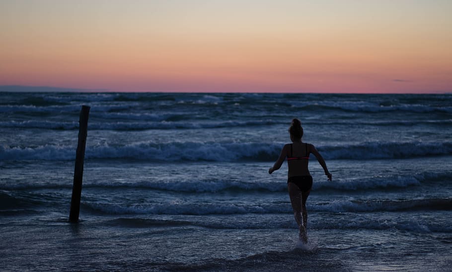 menina, correndo, praia, oceano, água, molhado, diversão, brincar, pôr do sol, anoitecer