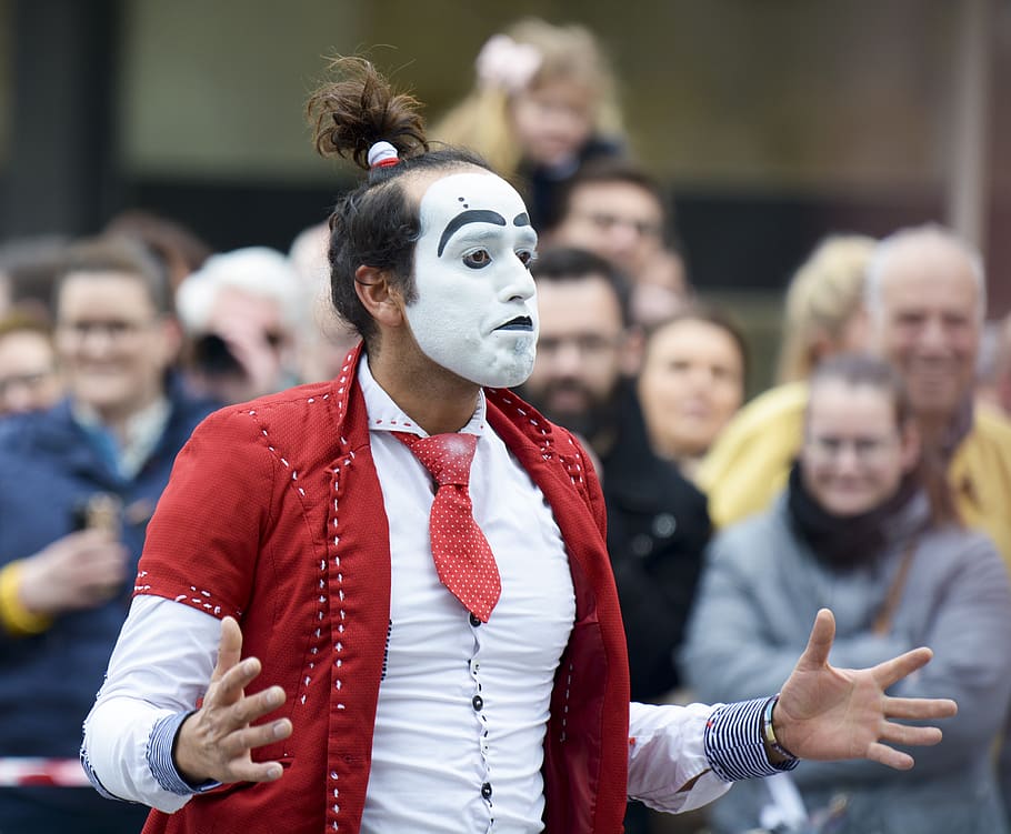 street entertainment, clown, artist, face, actor, man, comedian, funny, crowd, focus on foreground
