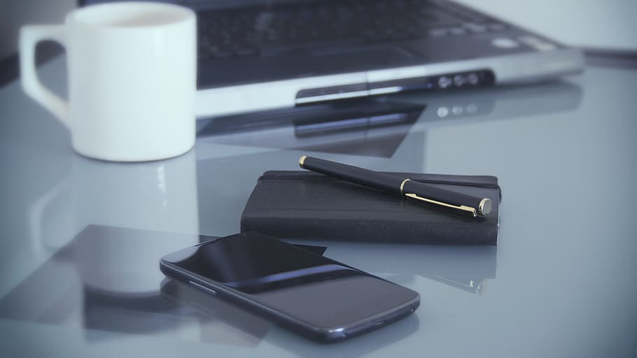 negro, teléfono inteligente, bolígrafo, cuaderno, negocios, computadora, computadora portátil, en el lugar de trabajo, café, taza de café