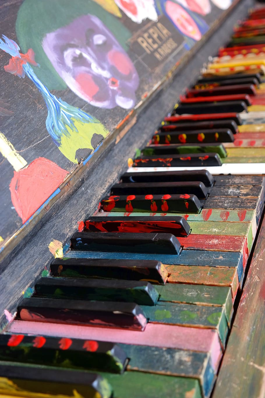 여러 가지 빛깔의 피아노, 피아노, 악기, 피아노 키보드, 열쇠, 음악, 피아노 건반, 피아노 연주, 색깔, 화려한