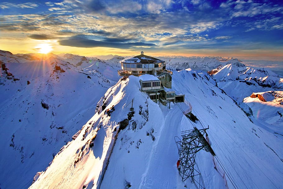 Gris, blanco, casa, superior, cubierto de nieve, montaña, Schilthorn, estación de montaña, Suiza, Alpes