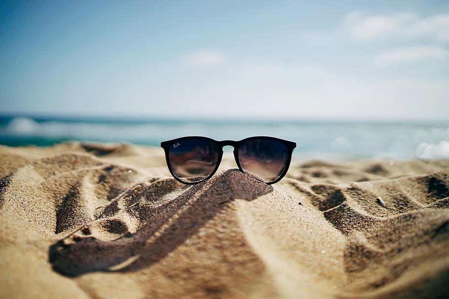 Foto, negro, ray-ban, oversize, gafas de sol, marrón, arena, playa, desenfoque, primer plano