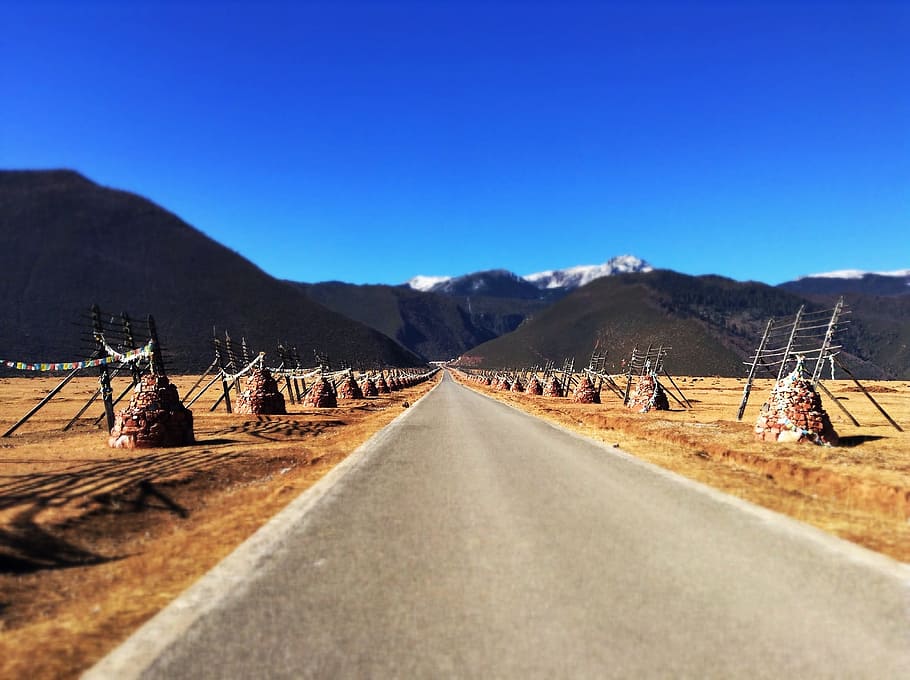 estrada de asfalto, meio, campo, cercas, Shangri-La, Zhongdian, China, estuppa, bandeira de oração, tibet