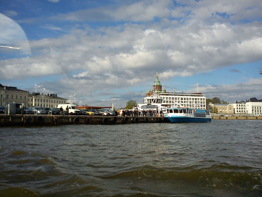 Helsinki, la capital gris, el norte de Europa, agua, exterior del edificio, nube - cielo, estructura construida, arquitectura, cielo, embarcación náutica