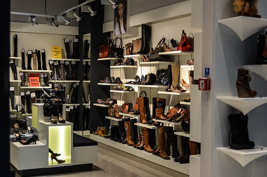 bolsas de colores variados, botas, ya, zapatos, exposición, tienda, compras, estanterías, compra, negocios
