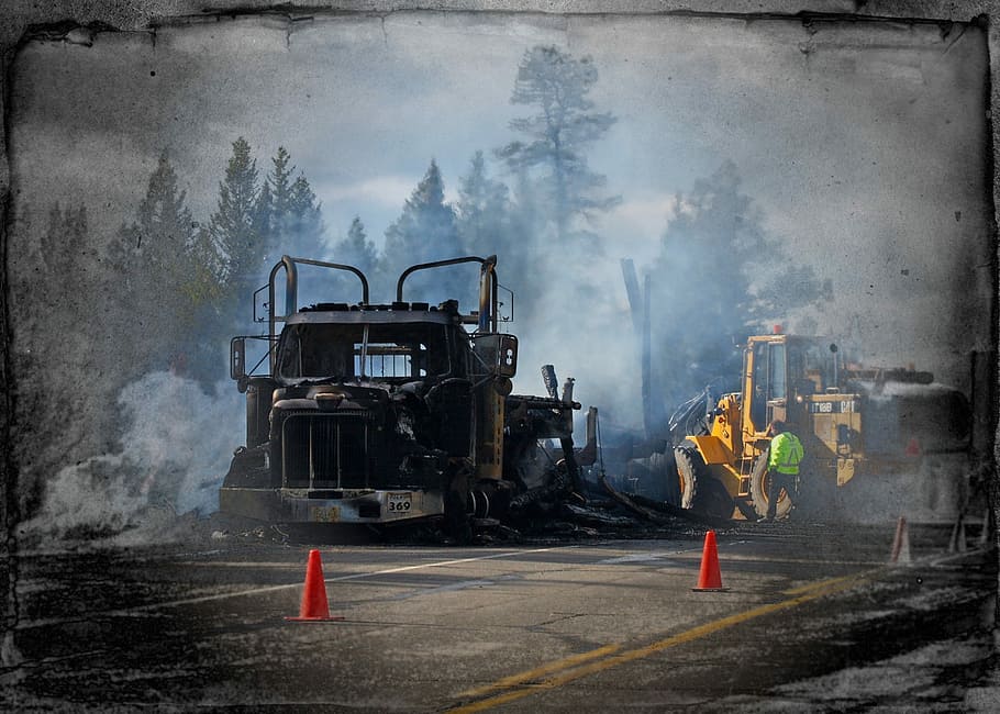 Quema, Camión, Catástrofe, Accidente, camión en llamas, humo oscuro, fuego, estilo sucio, marco, camión de registro