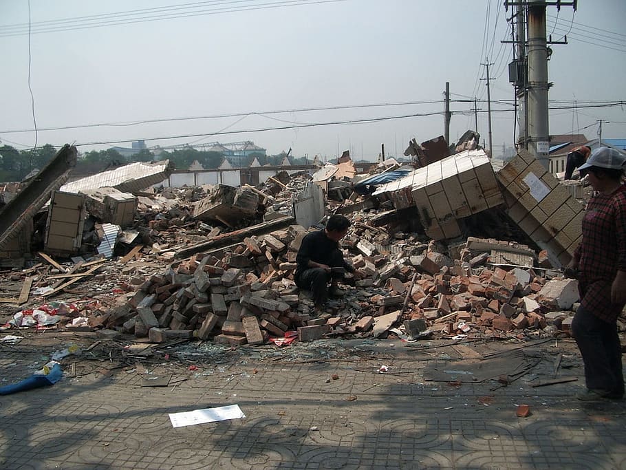 sentado, hormigón, bloques, escombros de construcción, durante el día, demolición, ruinas, escombros, hombre, china