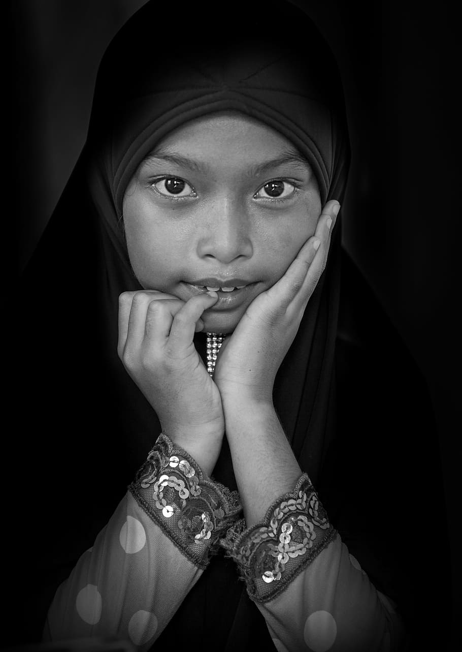 foto en escala de grises, mujer, tenencia, cara, deficiente, femenino, tomar un giang, estado, islam, hidjab
