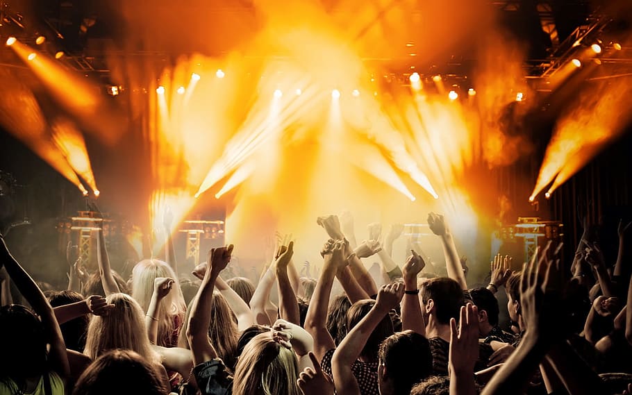 gente, levantando, manos enfrente, escenario, banda, tocando, evento-fiesta, eventos, fiesta-noche, celebracion
