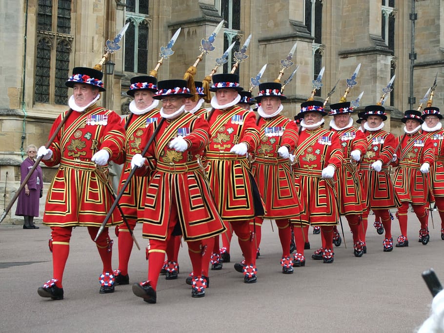 royal, army, marching, holding, spears, Yeomen, Guard, London, Beefeater, england