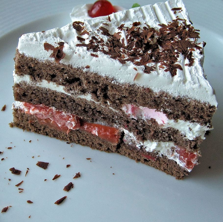 irisan kue beludru merah, putih, piring, jerman kue hutan hitam, kue, sepotong kue, manis, ceri, coklat, kue tar