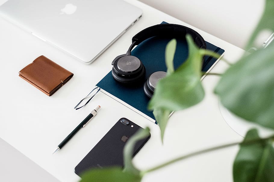 headphone, top, notebook, white, table, apple, mobile, phone, wallet, laptop