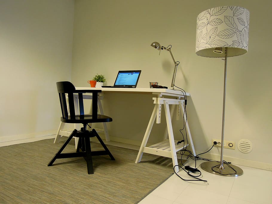 preto, computador portátil, branco, mesa, cadeira, lado, lâmpada, bancada de trabalho, Ikea, cadeira de escritório