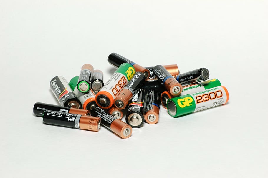colores surtidos, recargables, baterías, blanco, fondo, batería, energía, medios de suministro, carga, fondo blanco