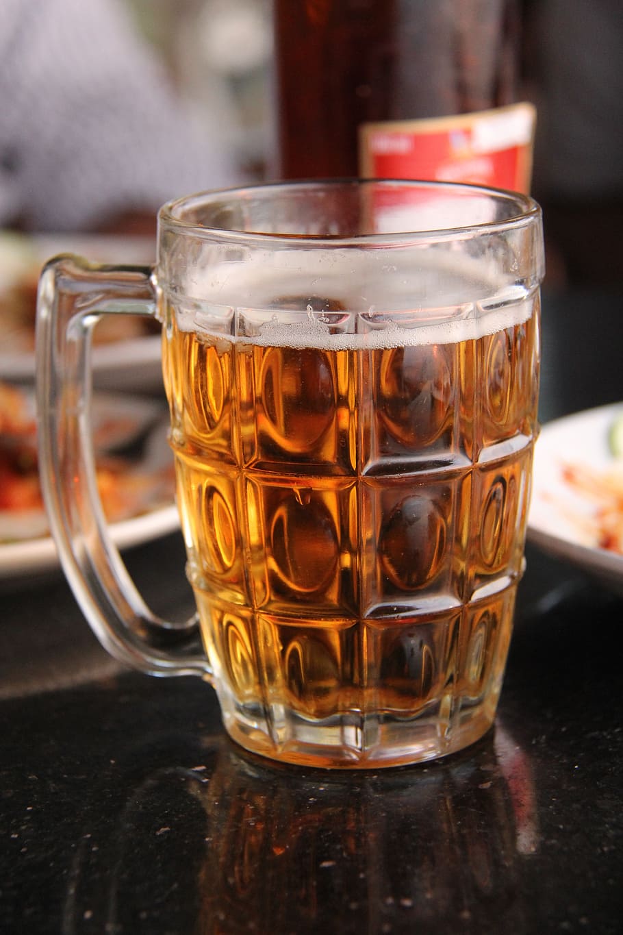 hampir, diisi, gelas bir, hitam, meja, atas, bir, gelas, minuman, alkohol