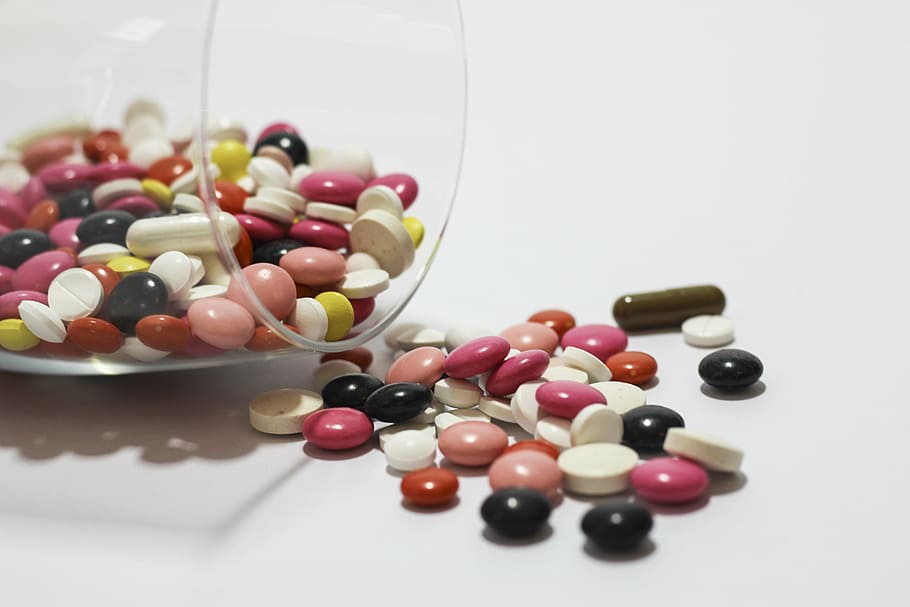 cápsulas de medicamentos de colores variados, medicamentos, cura, tabletas, farmacia, medicina, la enfermedad, enfermarse, darse un capricho, la píldora