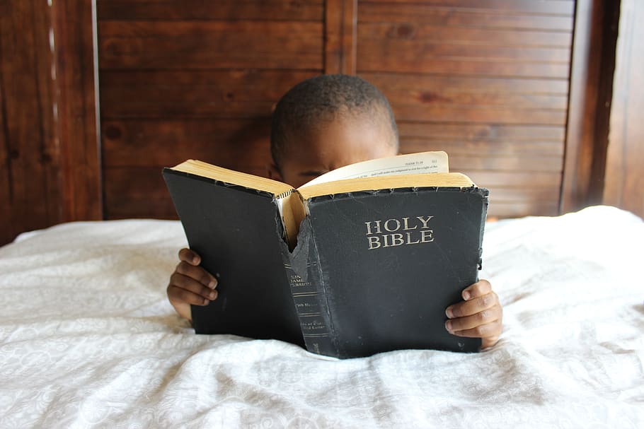 gente, niño, leer, habitación, cama, biblia, iglesia, religión, fe, negro