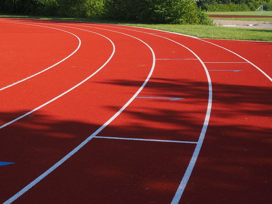 rojo, corriendo, campo, al lado, verde, hierba, pista de tartán, carrera, pista, atletismo - Pxfuel