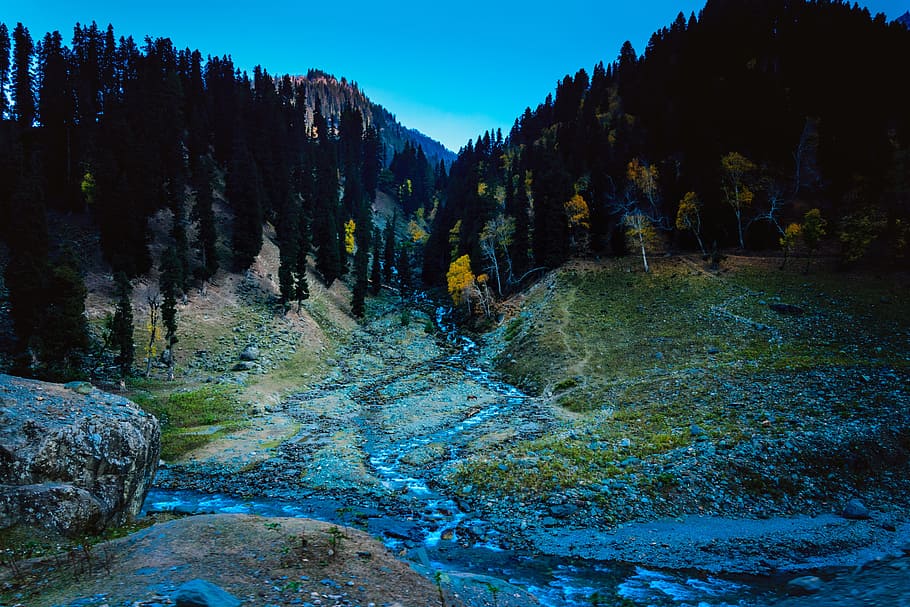 montañas, oscuro, tarde, otoño, río a través de las montañas, corriente que fluye, a través de las montañas, árboles amarillos, verde, cielo azul