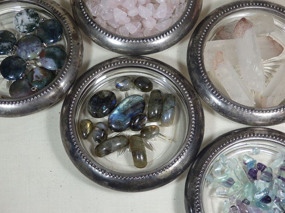 labradorita, cristales, cuarzo, ágata, fluorita, piedras semipreciosas, joyas, primer plano, interior, naturaleza muerta