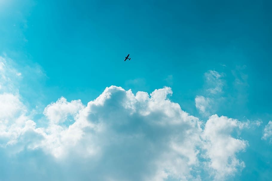 pequeno, avião, nuvens, as nuvens, azul, voador, minimalismo, aviões, céu, transporte