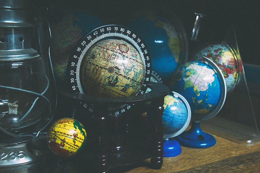 sortido, globos, de madeira, mesa, preto, piso, globo, mundo, viajar, mapa