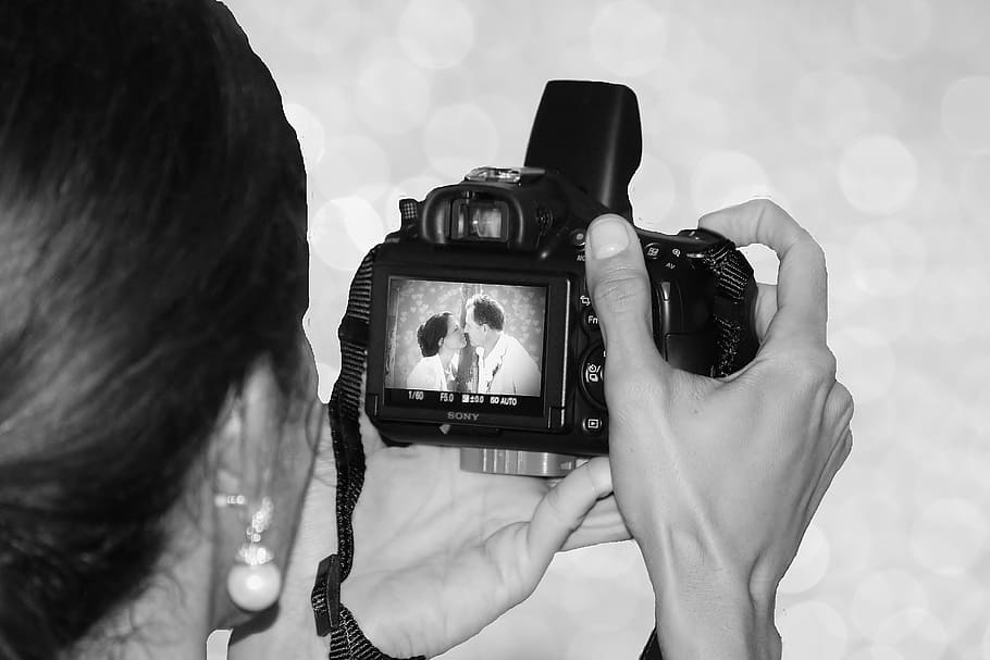 foto grayscale, orang, memegang, kamera dslr, pengantin, fotografer pernikahan, fotografer, gambar, kamera, foto