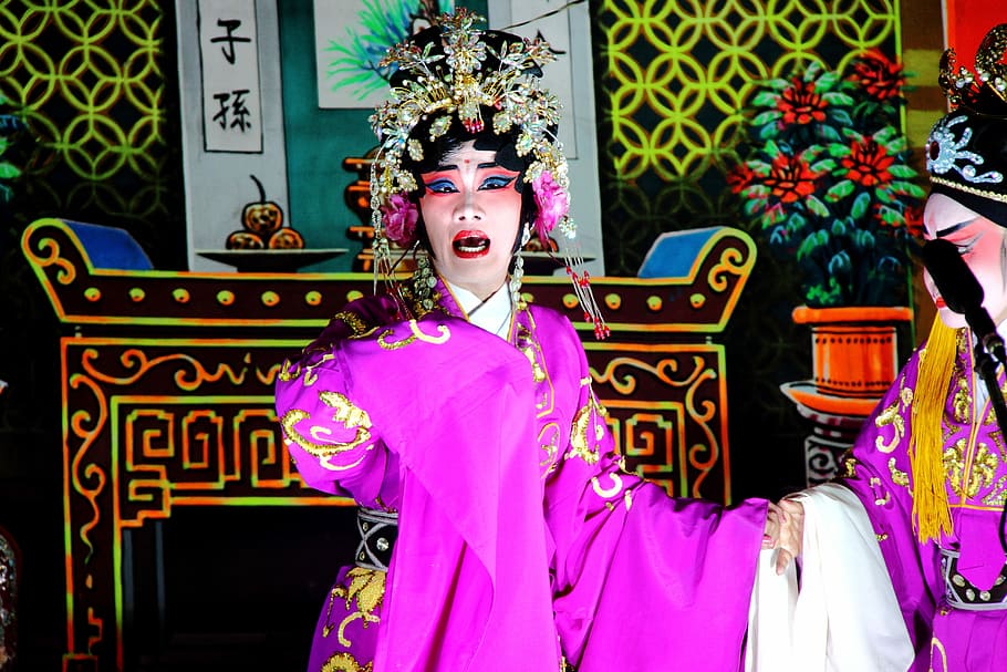 歌う, 女性, 身に着けている, ピンク, 白, 伝統的なドレス, 金色のヘッドピース, 俳優, 中国語, 演劇