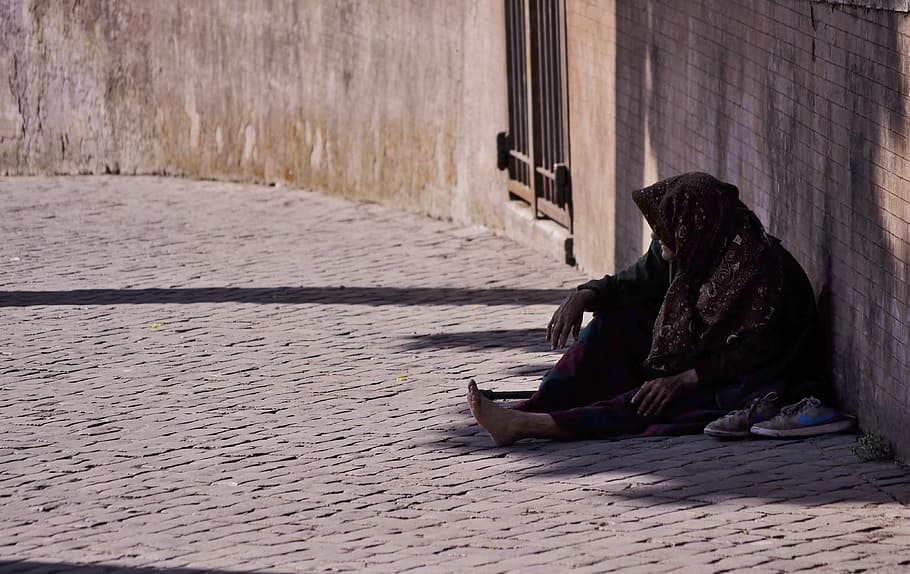 pessoa, sentado, chão, inclinando-se, parede, dia, mulher, marrom, hijab, preto