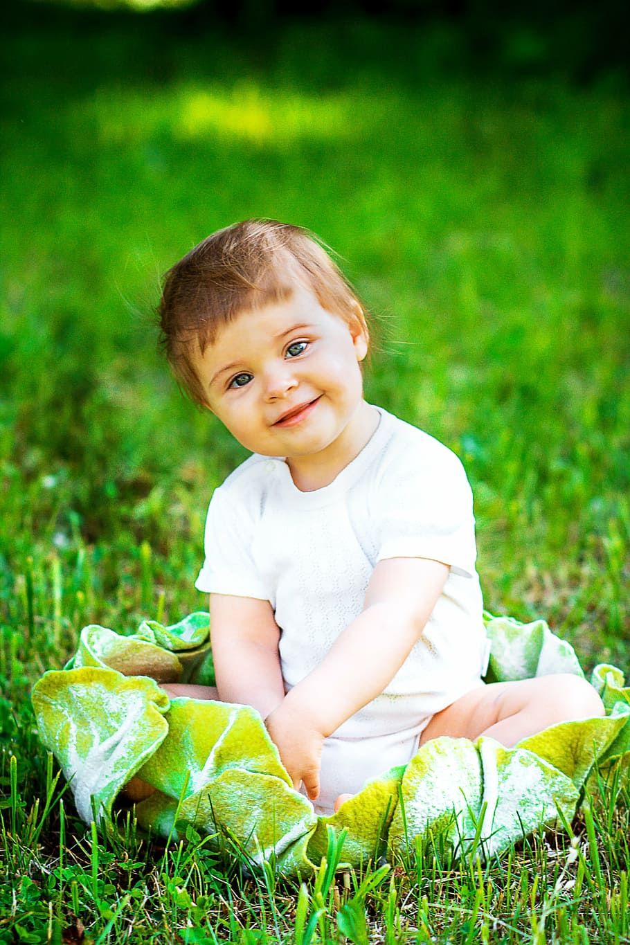 sonriente, bebé, sentado, verde, hierba, verano, sol, naturaleza, satisfecho, feliz