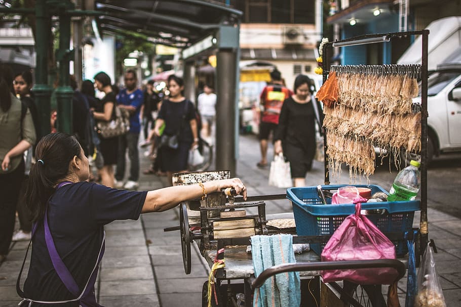 vendedor ambulante, parrilla de calamar, comida callejera, comida, Bangkok, Tailandia, personas reales, mujeres, adultos, enfoque en primer plano