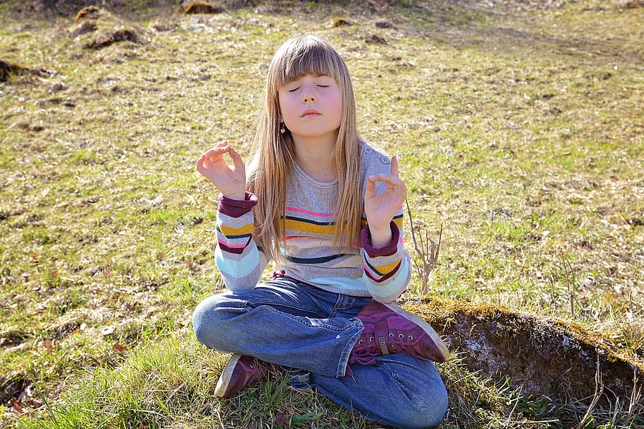 niña, posición de loto yoga, verde, campo de hierba, humano, niño, fuera, naturaleza, encantador, pensamiento