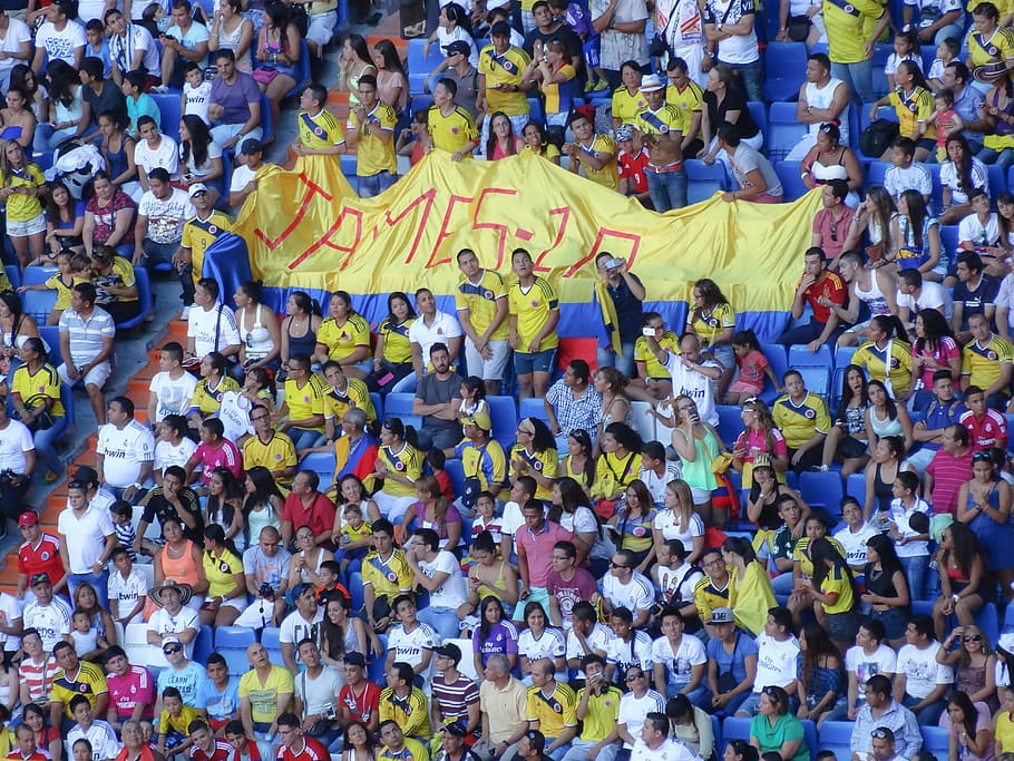 orang memegang spanduk, stadion, publik, Kolombia, bernabeu, madrid nyata, stadion sepak bola, forum untuk umum, galeri untuk umum, sepak bola