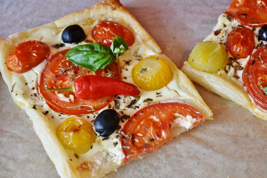 casero, hecho, pizza, arriba, blanco, superficie, tomates, quiche de tomate, rojo, amarillo