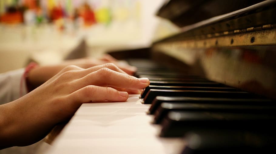 pessoa tocando piano, música, piano, chaves, mãos, pianola, ferramenta, melodia, artista, crianças