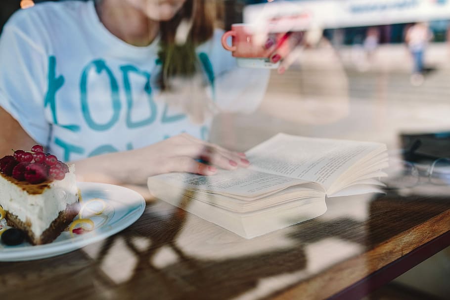 wanita membaca buku, kedai kopi, wanita membaca, membaca buku, dewasa, kaukasia, wanita, kopi, buku, membaca