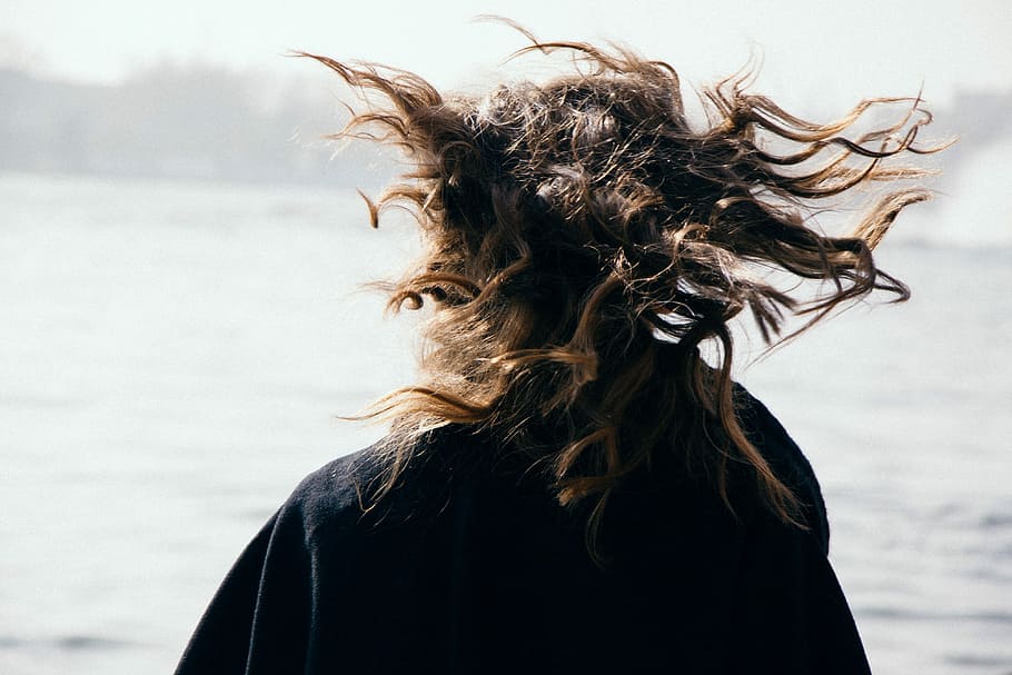 Mujer, de pie, vistiendo, negro, chaqueta, al lado, orilla del mar, marrón, gris, cabello