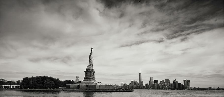patung kebebasan, pulau kebebasan, New York, kota, NYC, kaki langit, bangunan, langit, hitam dan putih, Arsitektur