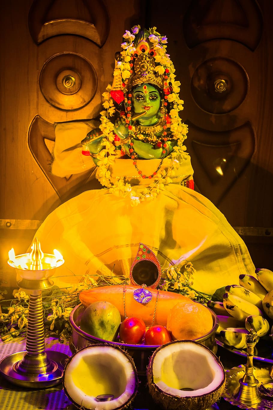 sacrifícios de frutas, estatueta de divindade, índia, vishu, vishukkani, ano novo, dia de ano novo, celebração, fogos de artifício, feliz