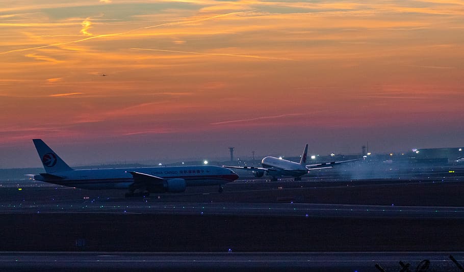 airplane, airport, sunset, aircraft, jet, airliner, vehicle, flight, sky, runway