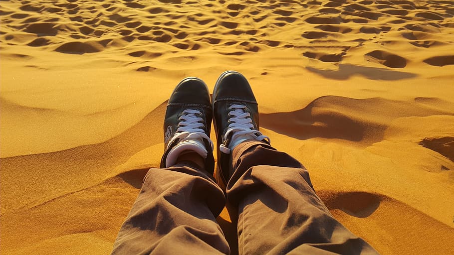 人, 座っている, 砂丘, リラックス, 平和的, 黄金の砂浜, サハラ砂漠, 疲れている, 日没, 靴