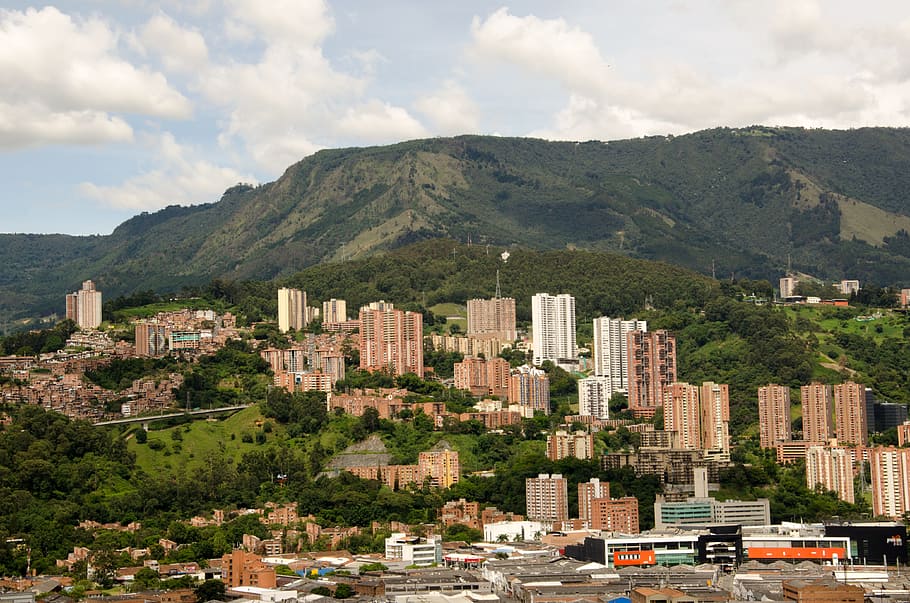 Medellín, Colômbia, Cidade, Antioquia, paisagem urbana, vista, panorama, nuvens, montanhas, colina