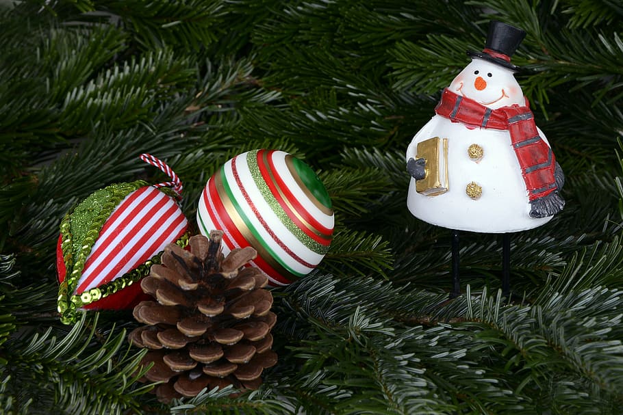 adorno de muñeco de nieve, al lado, cono de pino, hombre de nieve, navidad, bolas de navidad, bolas, piñas, acebo, adviento