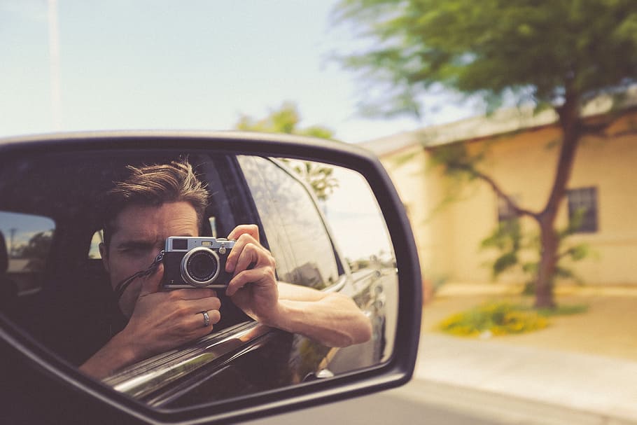 manusia, mengambil, foto, di dalam, kendaraan, mobil, sisi, cermin, jalan, perjalanan