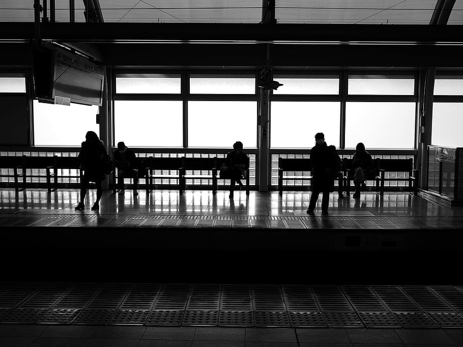 foto grayscale, orang-orang, menunggu, di dalam, stasiun kereta api, kereta api, kereta bawah tanah, stasiun, tunggu, bw