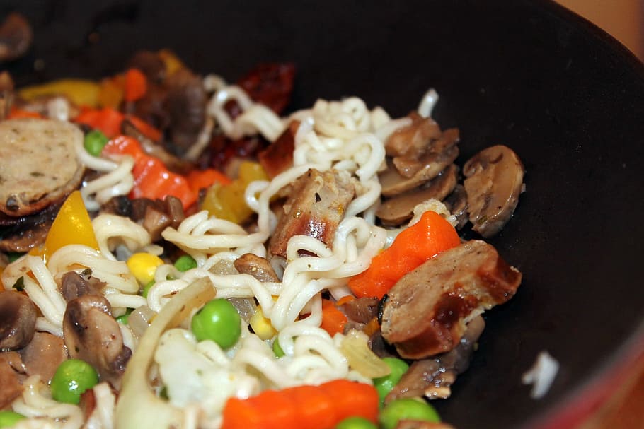 wok, plato de wok, fideos, guisantes, salchichas, asia, paella, chino, comer, cocinar