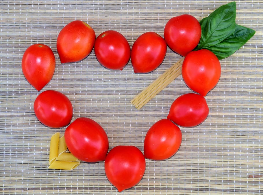 tomates en forma de corazón, hojas, pasta maraconi, corazón, tomates, corazón de tomates, nutrición, amor, comer, el amor pasa por el estómago