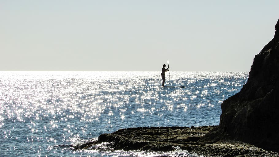 Remando, luz del sol, azul, mar, horizonte sobre el agua, una persona, silueta, naturaleza, movimiento, agua