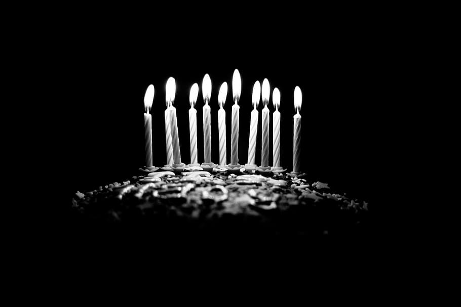 foto em tons de cinza, velas, escala de cinza, foto, topo, bolo, escuro, aniversário, cartola, vela